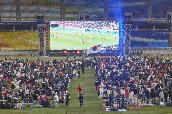 [크기변환]사본 -지난 24일 수원시 팔달구 수원월드컵경기장에서 도민들이 월드컵 응원을 하고 있다.jpg