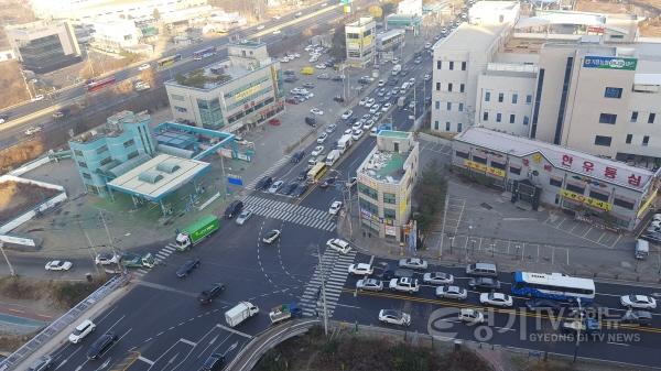 [크기변환]사본 -9. 지방도 315호선 보라교사거리 일원에 차량이 몰려 교통혼잡을 빚고 있다.jpg