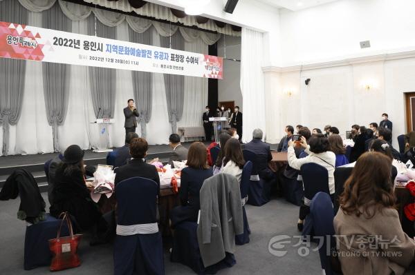 [크기변환]사본 -이상일 용인특례시장이 28일 지역문화예술 발전 유공자 표창장 수여식에서 인사말을 하고 있다..jpg