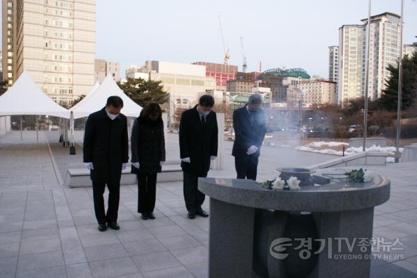 [크기변환]사본 -사진1(수원교육지원청, 현충탑 참배 사진).jpg