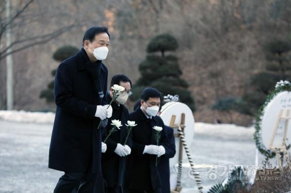 [크기변환]사본 -0102_사진02_임태희_교육감,_2023년_첫_일정으로_의정부_현충탑_참배대변인.jpg