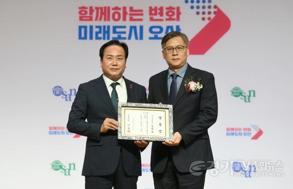 [크기변환]1-1 제26대 강현도 오산시부시장(우)  이권재 오산시장(좌).jpg