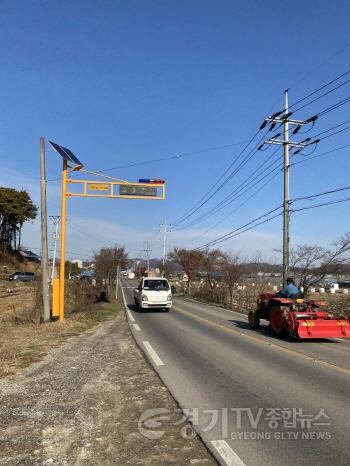 [크기변환]사본 -2. 2년 연속 국비 확보(IoT 농기계 교통안전 전광판과 사고감지단말기 부착돼있는 트랙터).jpg