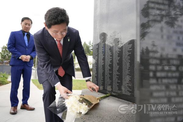 [크기변환]사본 -9-4. 이상일 용인특례시장이 힐크레스트 공원 한국전참전용사 기념비에 헌화하고 있다..jpg