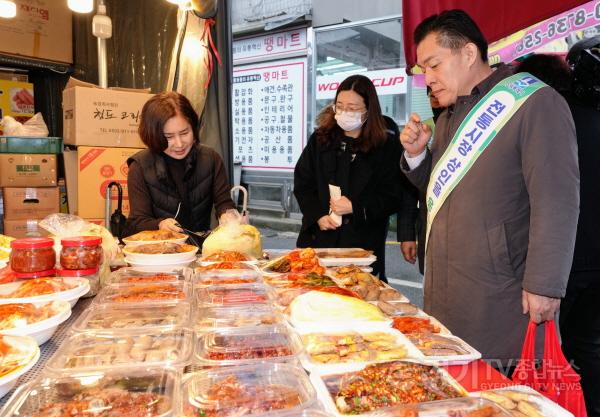 [크기변환]사본 -이재준 수원특례시장,설 앞두고 전통시장에서 먹을거리 구매해 복지시설에 전달(1).jpg