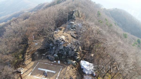 [크기변환]사본 -230113_과거 교통ㆍ통신 요충지 입증한 ‘석성산 봉수’, 국가지정문화재 사적으로 지정돼_사진(2) 봉수터 발굴조사 사진(전경).jpg