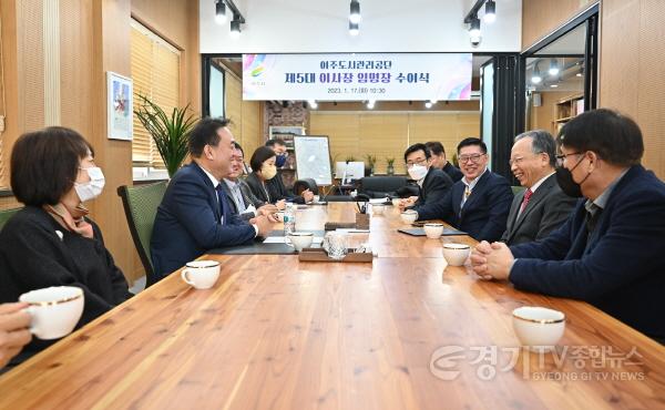 [크기변환]사본 -추가02- 이충우 시장, 임명진 제5대 여주도시관리공단 신임 이사장 임명장 수여 (1).jpg