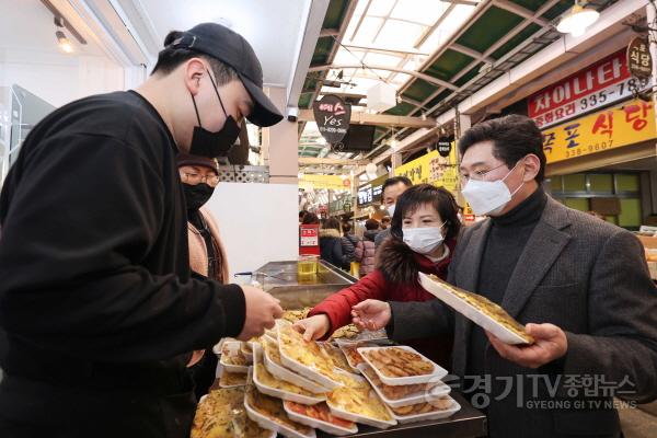 [크기변환]사본 -230118_이상일 용인특례시장, 용인중앙시장에 명절인사 왔습니다_사진(2).jpg