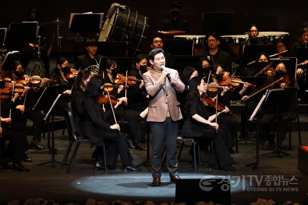 [크기변환]사본 -1-2. 이상일 용인특례시장이 오페라 아리아 오 나의 사랑하는 아버지를 열창하고 있다..jpg