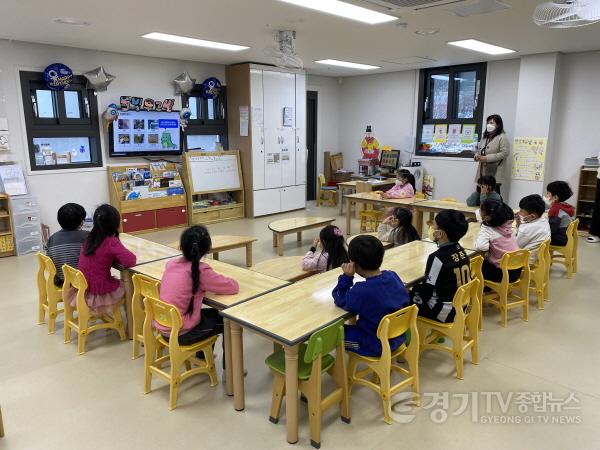 [크기변환]사본 -5. 용인특례시 관계자가 기흥구 신갈동 신갈어린이집 원아를 대상으로 미세먼지 저감시설 관련 교육을 하고 있다 (1).jpg