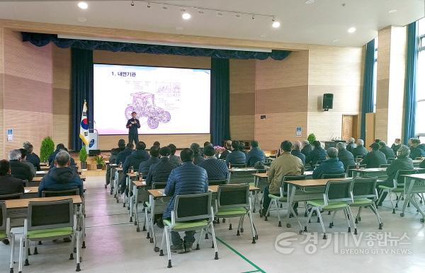 [크기변환]사본 -5. 용인특례시는 지난 2일 농업기술센터 대강당에서 쌀전업농연구회 회원 80명을 대상으로 고품질 쌀 생산을 위한 육성 교육을 했다..jpg