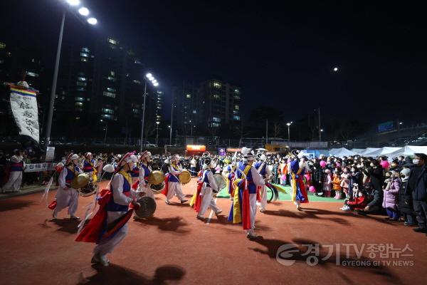 [크기변환]사본 -7-3. 신봉동 정월대보름맞이 행사에서 시민들이 풍물놀이를 관람하고 있다.jpg