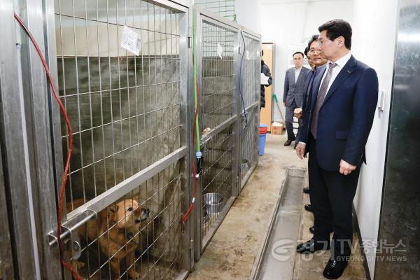 [크기변환]사본 -230206_이상일 용인특례시장, 동물보호센터·경전철 기지 방문_사진(1).jpg