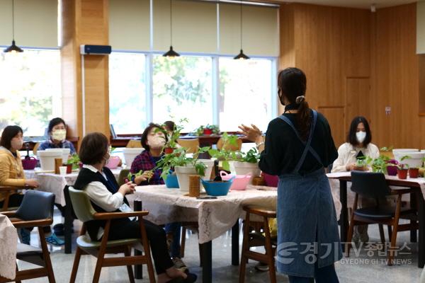 [크기변환]사본 -4. 치유원예교육에서 참여자들이 화목류 심기를 체험하고 있다.jpg