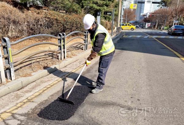 [크기변환]사본 -2-1. 기흥구 관내 한 도로에서 포트홀 긴급 복구작업이 진행되고 있다.jpg