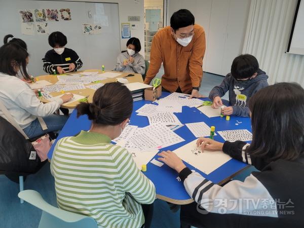 [크기변환]사진자료_2023년 트윈웨이브 겨울방학 프로그램_타이포그래피 (1).jpg