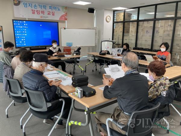 [크기변환]사본 -5. 수지구보건소에서 치매환자와 가족들이 힐링프로그램에 참여하고 있다.jpg