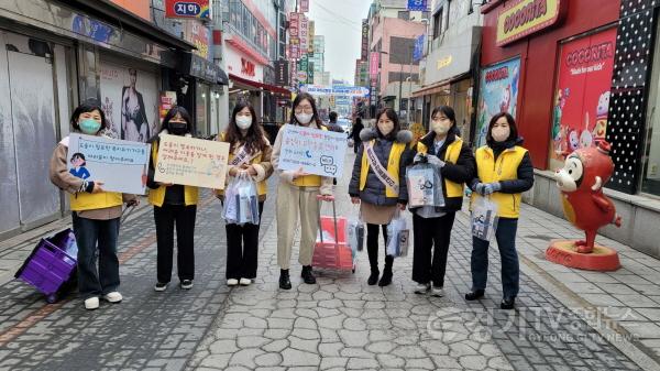 [크기변환]사본 -3-1. 무한돌봄센터 관계자들이 거리에서 캠페인을 진행하고 있다..jpg