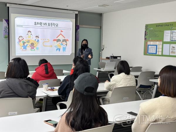 [크기변환]사본 -2. 용인특례시는 22일 시청 평생교육실에서 드림스타트 예비 초등생 학부모 20여명을 대상으로 부모 교육을 실시했다..jpg