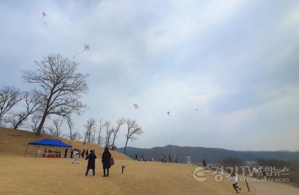 [크기변환]사본 -4-1. 용인특례시 처인구 남사읍 처인성 일대에서 개최된 제1회 처인성 어린이 연날리기 대회에 참가한 어린이들이 연을 날리고 있는 모습.jpg