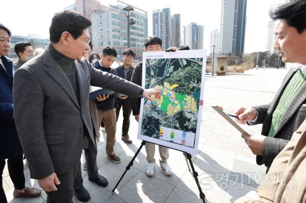 [크기변환]사본 -1-1. 지난 3일 ‘찾아가는 행복 소통 시장실’ 첫 대상지로 기흥구 영덕 1동 흥덕지구를 방문한 이상일 용인특례시장이 주민들과 함께 민원 현장을 살펴보고 있다..jpg