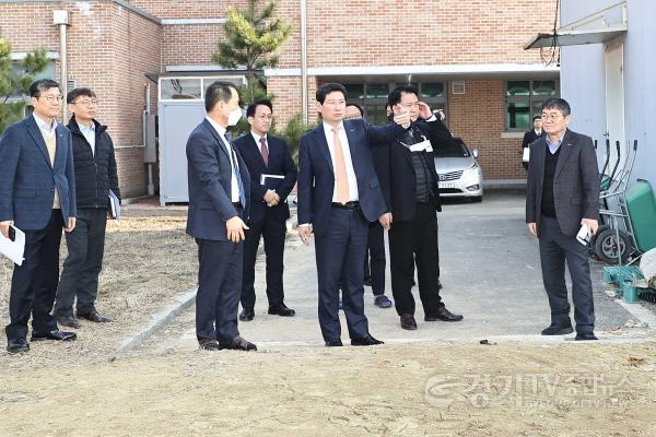 [크기변환]사본 -1-3.이상일 용인특례시장이 정석진 용인바이오고등학교 교장으로부터 학교 현황 설명을 듣고 있다..jpg