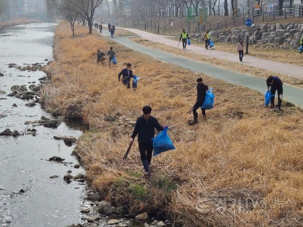 [크기변환]사본 -4-1. 지난 9일 이창호 기흥구청장과 직원 등 70여명이 신갈천 산책로 2.9km 구간을 깨끗하게 정리하고 있는 모습.jpg