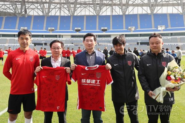 [크기변환]사본 -1.이상일 용인특례시장이 중국 청두 룽청FC 서정원 감독 등과 기념촬영을 하고 있다.(가운데가 이상일 시장, 왼쪽 두번째가 오광환 용인시체육회장, 오른쪽 두번째가 서정원 감독).jpg