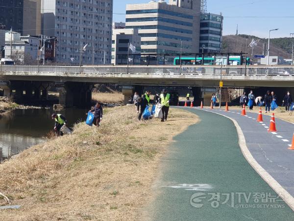 [크기변환]사본 -3-2. 경안천 일대에서 환경정화 활동을 펼친 처인구청 직원들.jpg