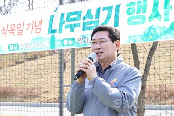 [크기변환]사본 -12-1. 이상일 용인특례시장이 31일 제78회 식목일 기념 나무심기 행사에서 인사말을 하고있다.jpg