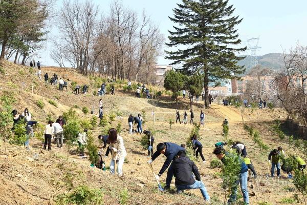 [크기변환]사본 -12-3. 용인특례시 제78회 식목일 기념 나무심기 행사에 많은 시민들이 참여해 나무 2천그루를 심었다.jpg