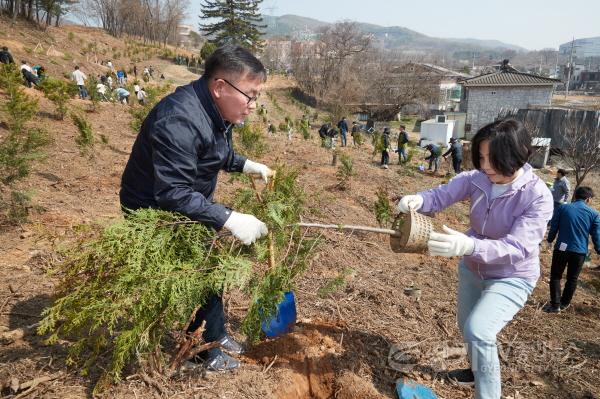 [크기변환]사본 -20230331 용인특례시의회, 제78회 식목일 기념 나무심기 참여(2).jpg