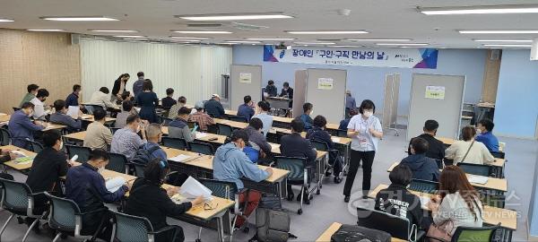 [크기변환]사본 -4. 지난해 용인특례시가 개최한 장애인 채용행사에 일자리를 찾는 장애인이 많이 참여했다.jpg