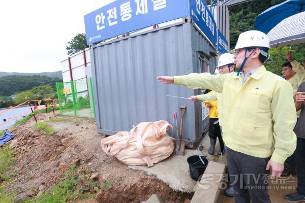 [크기변환]사본 -9-4. 이상일 용인특례시장이 23일 역북서희스타힐스 공사현장(역북동 89-25)에서 지역주택조합 공사장의 안전관리 실태를 점검했다..jpg