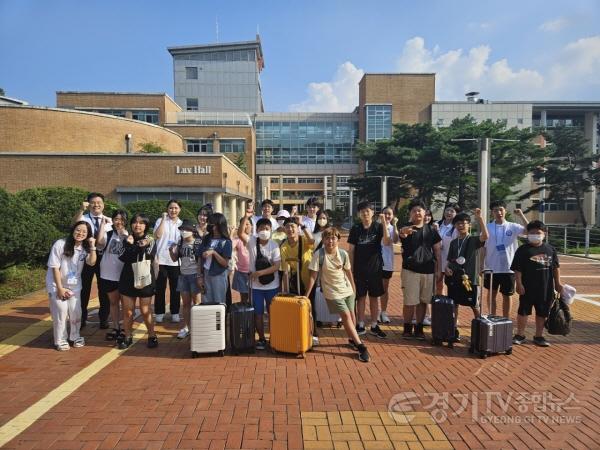 [크기변환]4. Dream 용인 with HAFS 캠프에 멘토와 멘티로 참가하는 용인외대부고 졸업생들과 초등학생들이 캠프 입소 전 함께 기념 사진을 찍고 있다..jpg