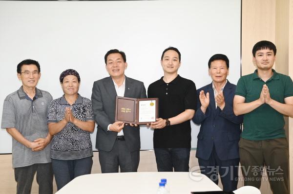 [크기변환]이재준 수원특례시장,쓰러진 택배기사 위해 병원비 모금한 아파트 주민들 만나 감사 인사하고 표창 수여(1).jpg