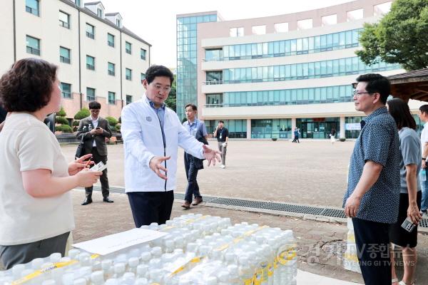 [크기변환]12-5.이상일 용인특례시장이 8일 잼버리 대원들에게 지급할 생수 등 물품지원 현황을 살피고 있다.JPG