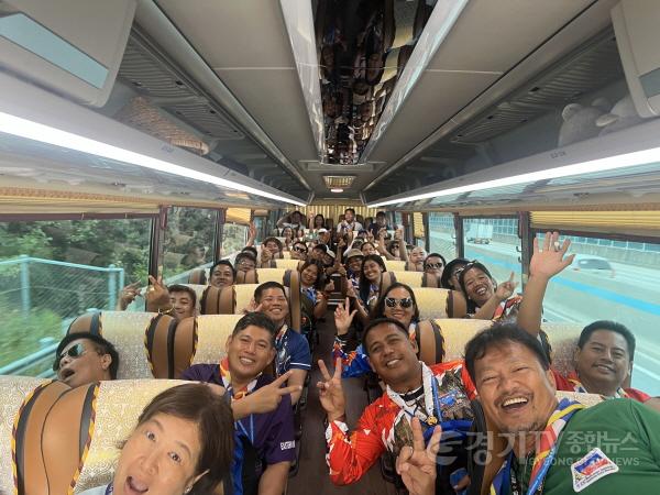 [크기변환]10-2.필리핀 국적의 잼버리 대원들이 9일 용인시가 마련한 체험활동 참여를위해 버스를 타고 이동하고 있다..jpg