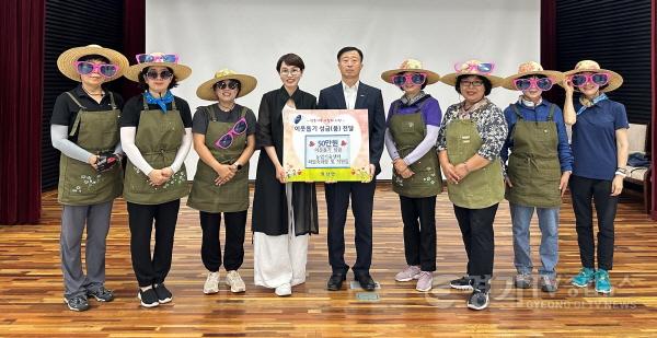 [크기변환]5. 9일 용인농업기술센터 최일숙 과장과 직원들이 이웃돕기 성금을 원삼면에 기탁했다..jpeg