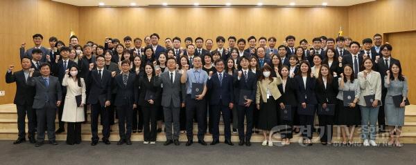 [크기변환]230530 경기도의회, 정책지원관 78명 신규임용...염종현 의장 정책지원관과 기존인력 간 시너지로 의정성과 극대화 기대 (4).jpg