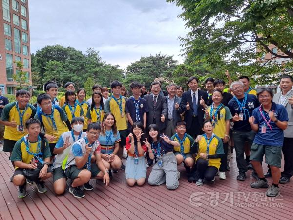 [크기변환]1-2. 9일 황준기 제2부시장이 한국외대 글로벌캠퍼스에서 대만 잼버리 대원들과 기념촬영을 하고 있다.JPG