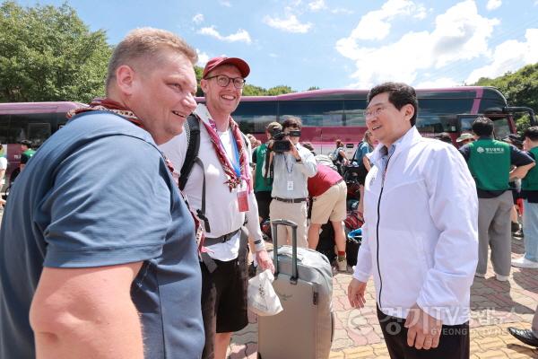 [크기변환]이상일 용인특례시장이 지난 8일 잼버리 대원의 임시숙소인 명지대를 찾아 대원들과 인사를 나누고 있다(2).jpg