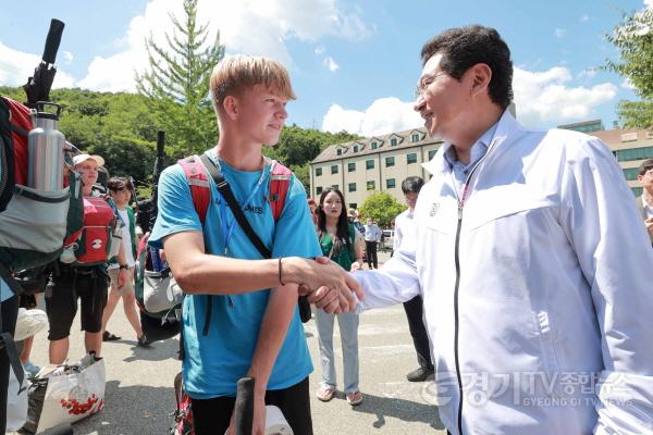 [크기변환]이상일 용인특례시장이 지난 8일 잼버리 대원의 임시숙소인 명지대를 찾아 대원들과 인사를 나누고 있다(1).jpg