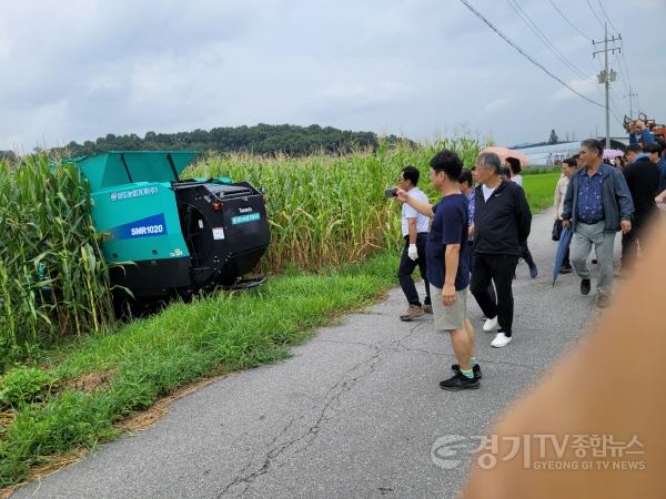 [크기변환]2. 용인특례시 농업기술센터가 구입한 사료용 옥수수 수확기를 축산농가에 임대한다. 지난 11일 처인구 근곡리에서 축산농가를 대상으로 옥수수 수확기를 시연했다..jpeg