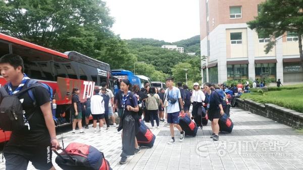 [크기변환]한국외국어대학교 글로벌캠퍼스에 묵던 대만 잼버리 대원들이 퇴소하고 있다.jpg