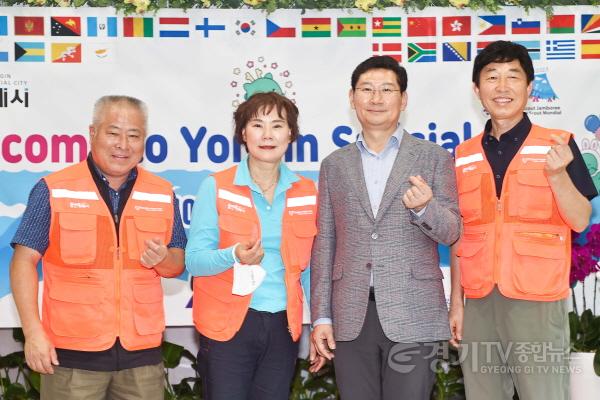 [크기변환]이상일 용인특례시장이 지난 10일 명지대에서 열린 공연행사에서 용인시자원봉사센터 관계자들과 기념촬영을 하고 있다.jpg