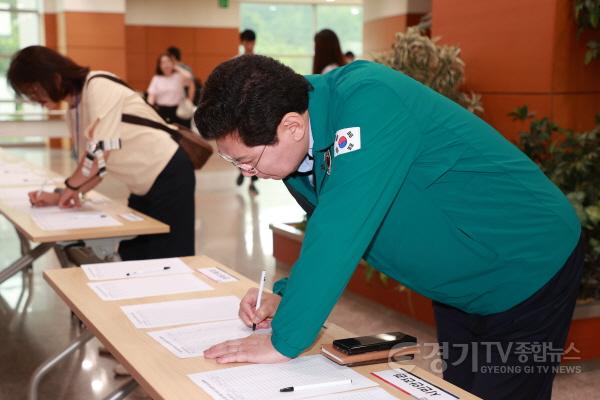 [크기변환]7-1. 이상일 용인특례시장이 21일 시청에서 을지연습 비상소집에 응소하고 있다..jpg