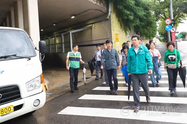 [크기변환]11-3. 이상일 용인특례시장(맨 앞)이 지난 23일 오후 기흥구 신갈동 경부고속도로 하부 통로박스에서 시민들의 이동 경로를 살피고 있다..jpg