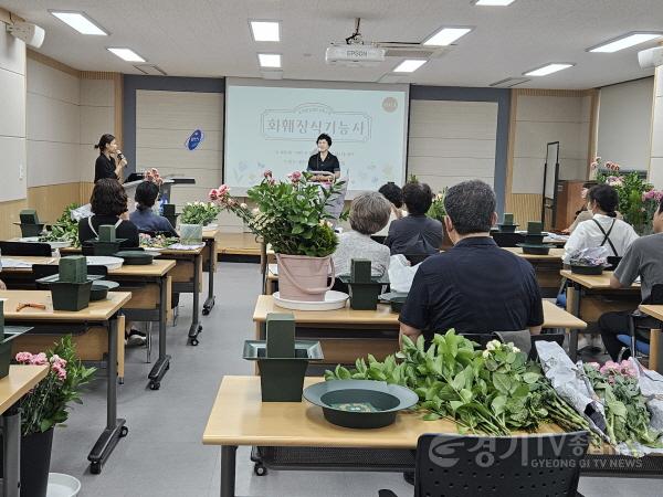 [크기변환]3-1. 용인특례시가 지난 25일 농업기술센터 소회의실에서 화훼장식기능사 교육을 진행했다..jpg