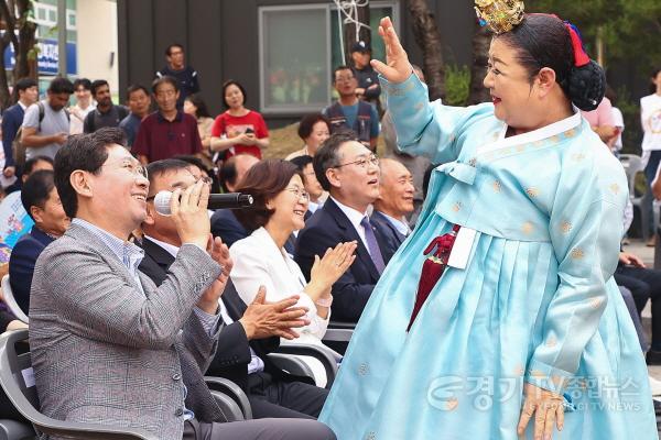 [크기변환]14-5. 제9회 백암백중문화제 개막식 사전행사에서 이상일 용인특례시장이 경기민요를 부르고 있다. (1).jpg